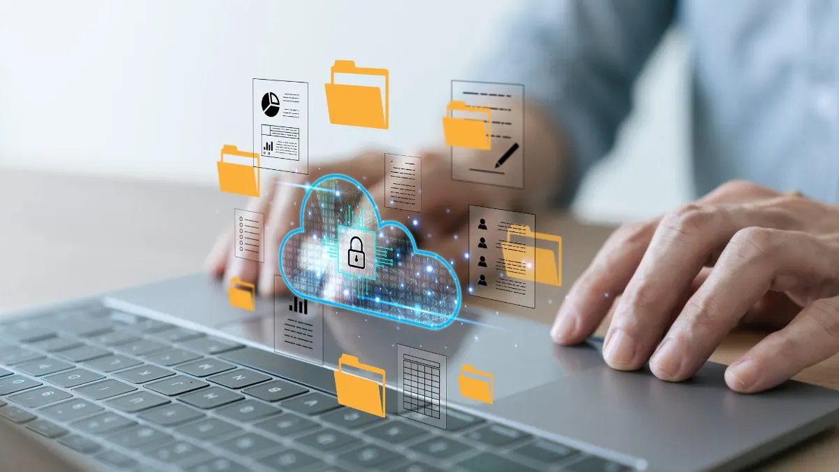 Ein Mann arbeitet mit einem Laptop in einer Cloud.