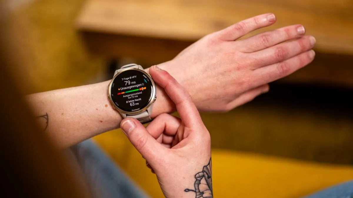 Franzi schaut sich die HRV-Übersicht auf der Smartwatch an.