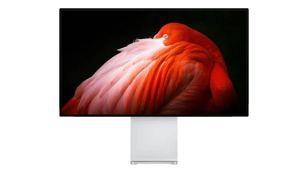 Ein Bildschirm auf einem weißen Ständer zeigt einen rosa Flamingo vor einem dunklen Hintergrund.