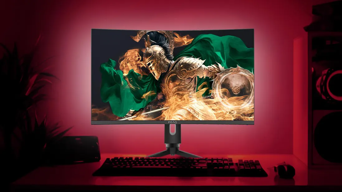 Ein Computermonitor zeigt ein Fantasy-Kunstwerk vor einem roten Hintergrund. Eine Tastatur und eine Maus stehen auf dem Tisch.