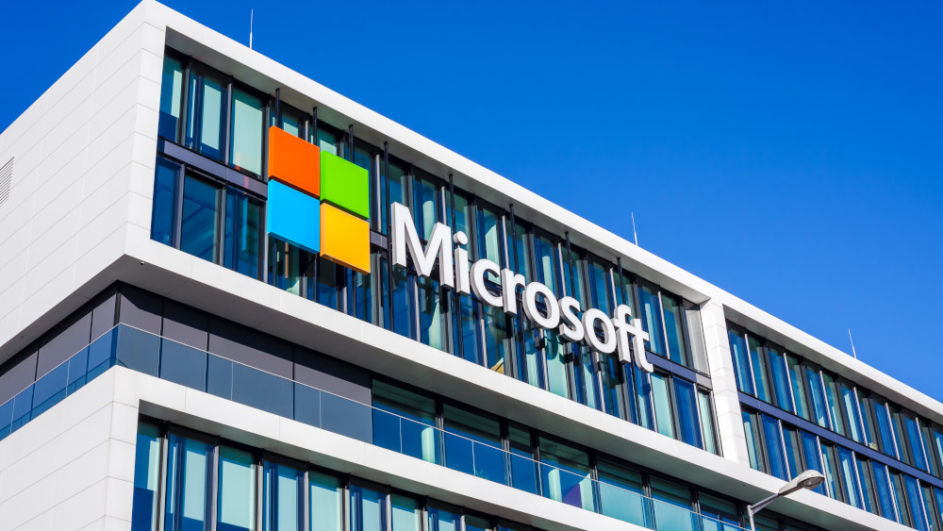 Die Firmenzentrale von Microsoft mit dem Logo.