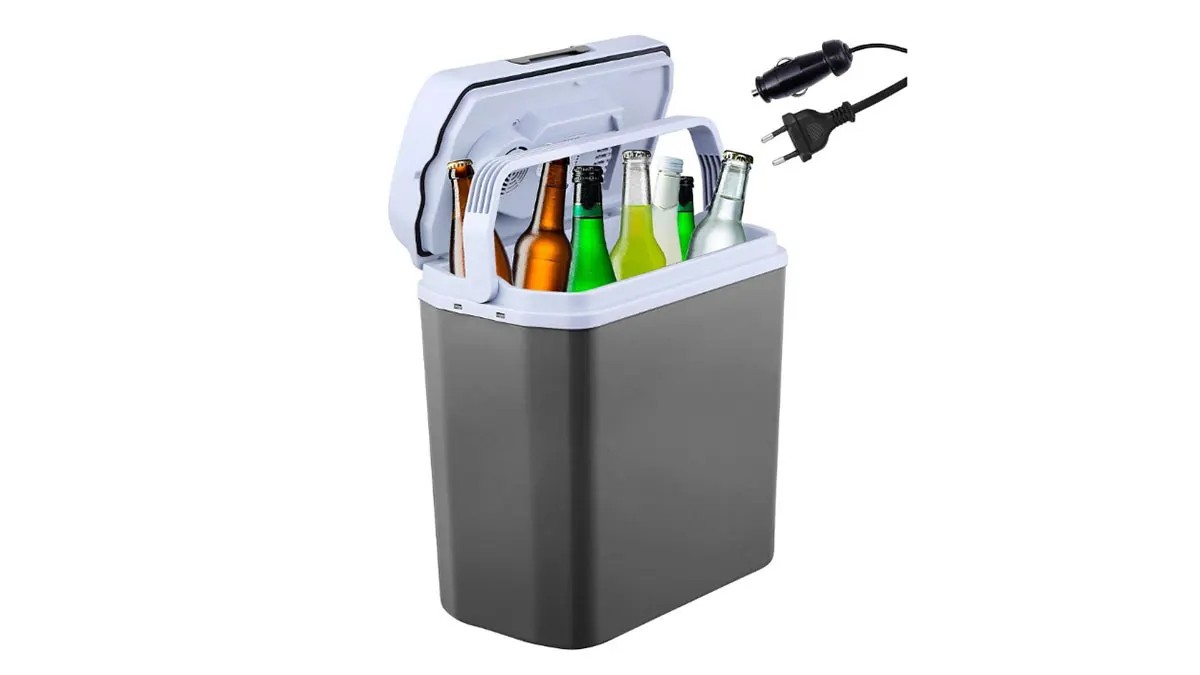 Die elektrische Kühlbox Arebos Thermoelektrische 20 Liter Kühlbox in Seitenansicht vor weißem Hintergrund.