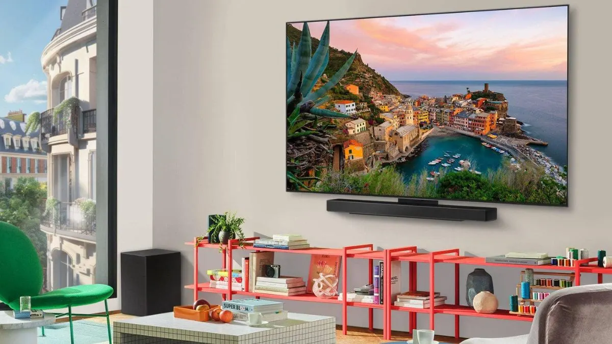 Der Fernseher LG C5 hängt an einer Wand in einem Wohnzimmer.