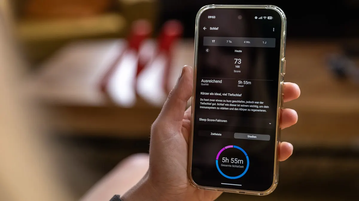 Franzis Hand hält ihr Smartphone, das die Schlafanalyse in der Connect-App zeigt.