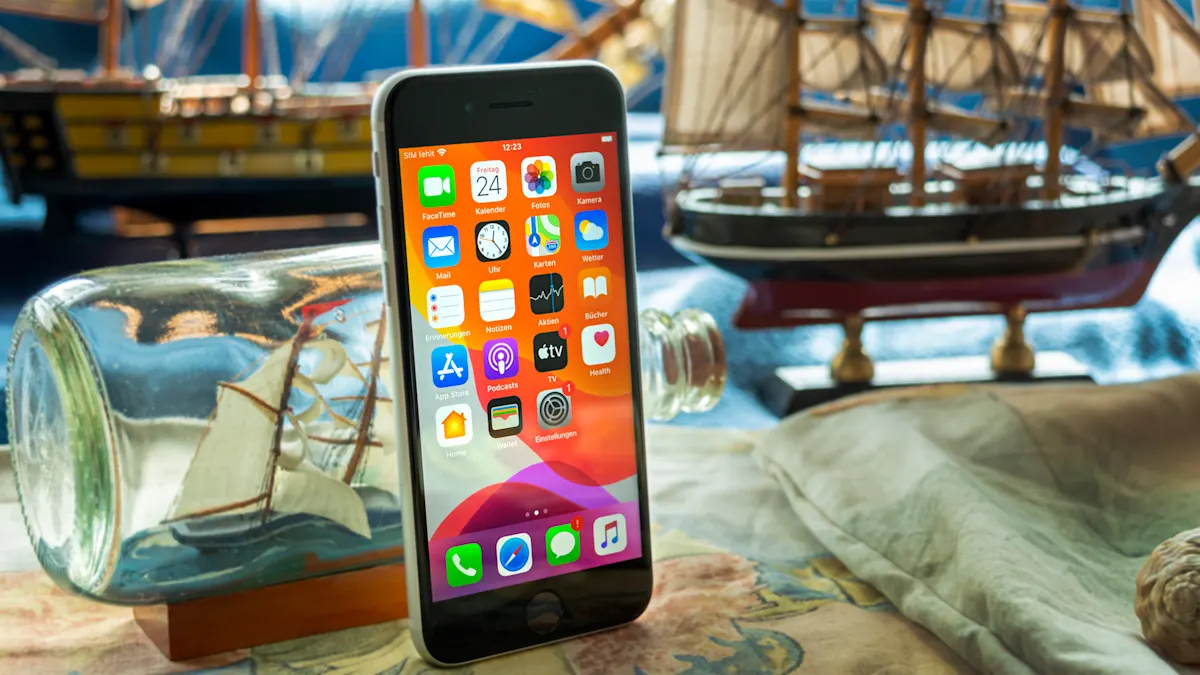 Das iPhone SE (2020) steht vor einem Buddelschiff.
