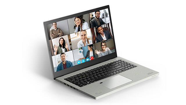 Ein Laptop zeigt einen Videoanruf mit neun Personen auf dem Bildschirm. Der Laptop steht auf einem weißen Untergrund.