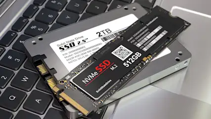 Auf einer Laptop-Tastatur liegen eine 2TB SSD und eine 512GB NVMe SSD.