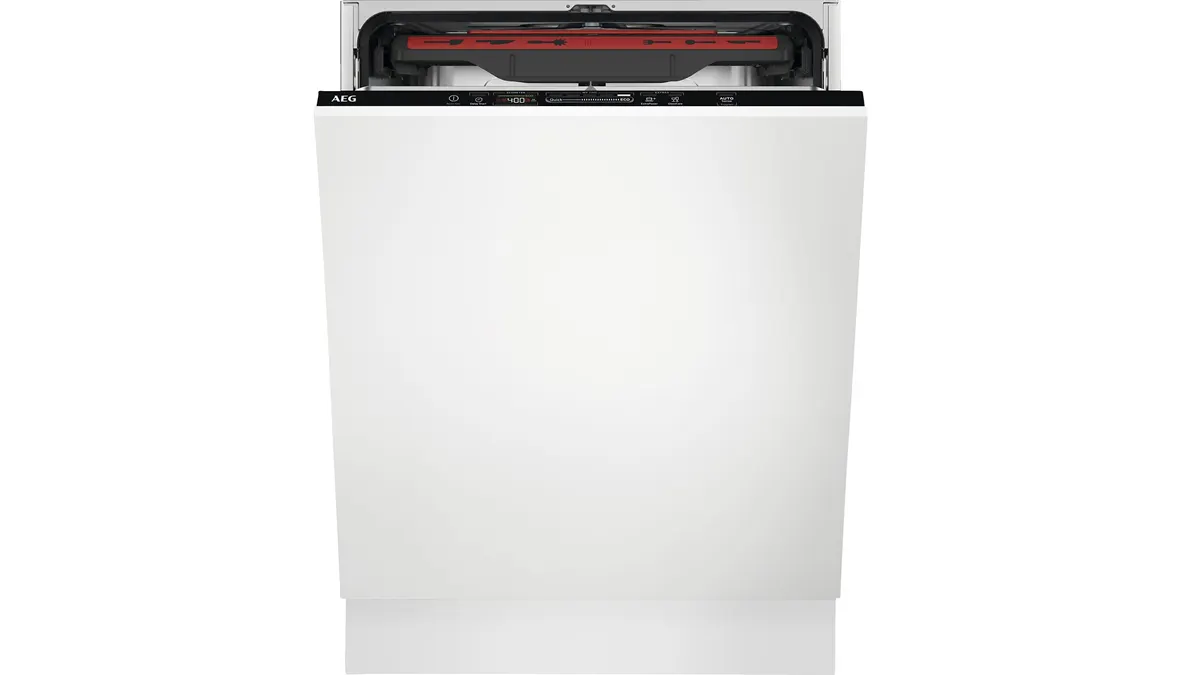 Der Geschirrspüler AEG FSK64907Z Serie 6000 mit halb geöffneter Tür vor einem weißen Hintergrund.