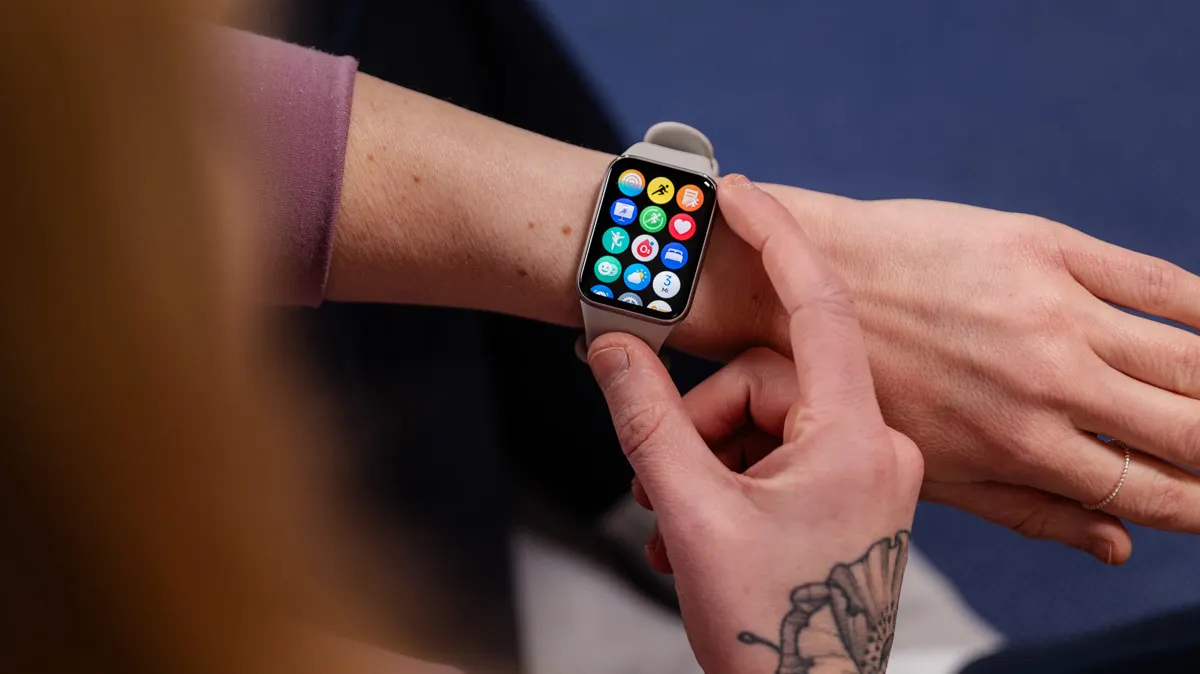 Franzi ruft die App-Übersicht auf dem Xiaomi Smart Band 9 Pro auf.