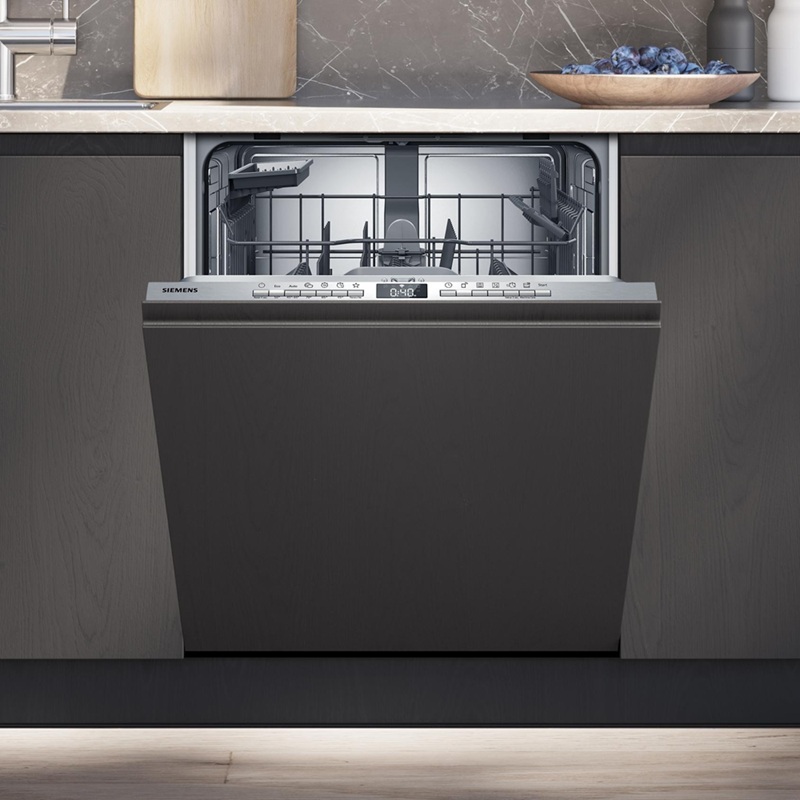 Der vollintegrierte SIEMENS SN63EX04TE iQ300 Geschirrspüler mit eleganter schwarzer Front, eingebaut in eine moderne Küche.