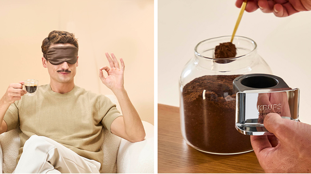 Links: Mann mit verbundenen Augen und einer Tasse Espresso formt das “Perfekt”-Handzeichen. Rechts: Kaffeepulver wird in das Krups Kaffeefach gegeben.