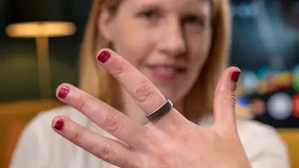 Franzi hält ihre linke Hand in die Kamera, an der sie den Oura Ring 5 am Zeigefinger trägt.