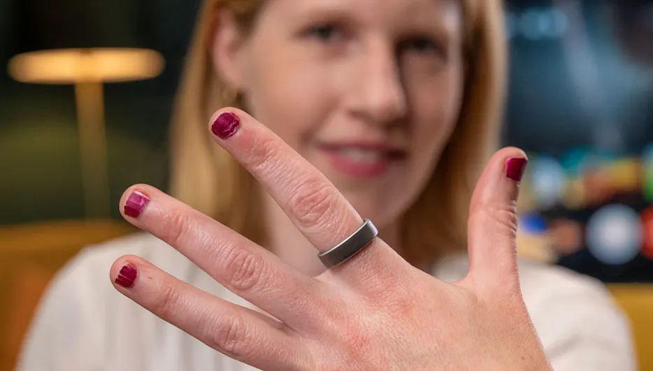 Franzi hält ihre linke Hand in die Kamera, an der sie den Oura Ring 5 am Zeigefinger trägt.