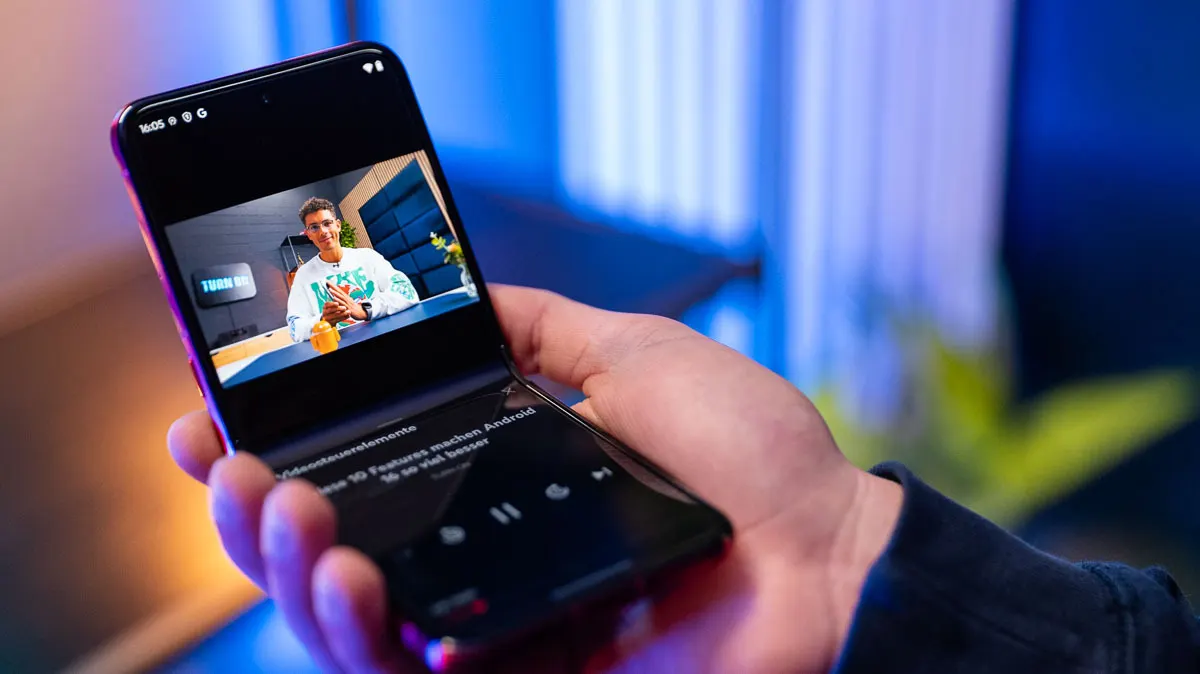 Alex hält das Motorola Razr 60 Ultra in der Hand und guckt ein TURN ON Video auf YouTube.