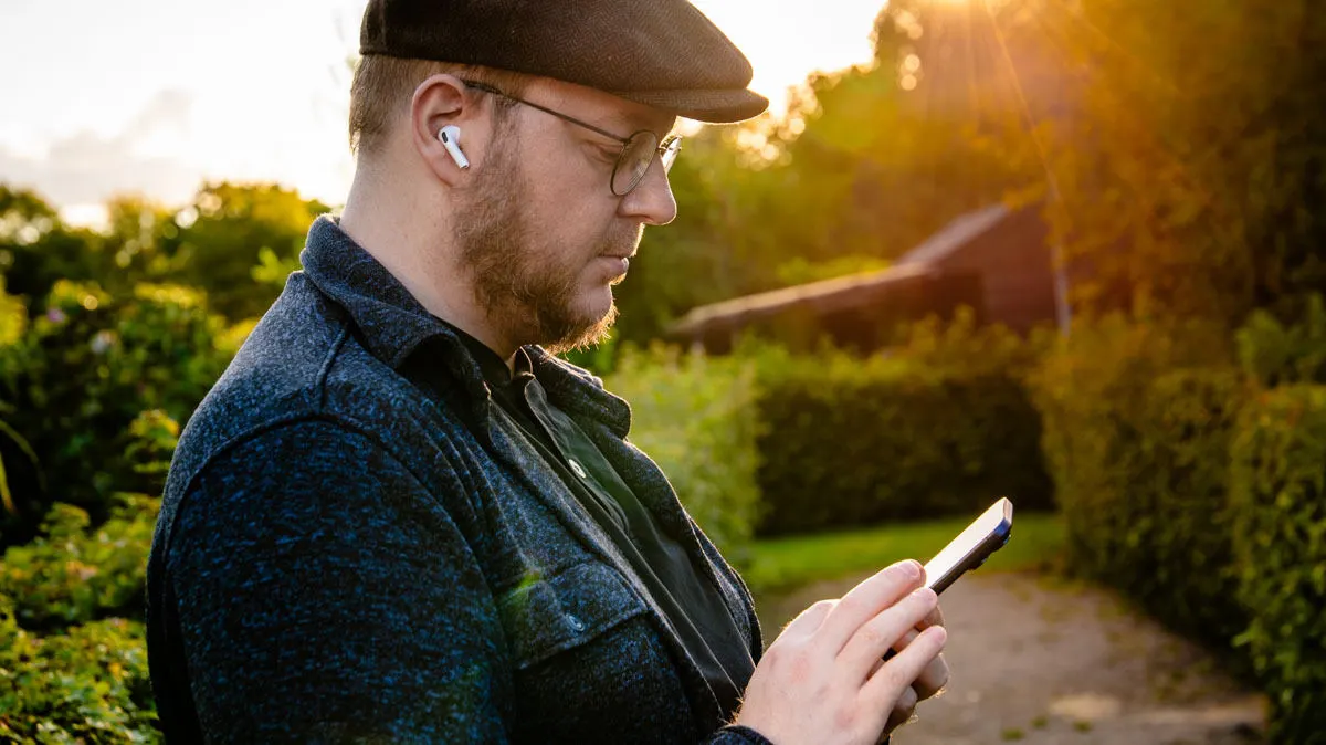 Andreas trägt die AirPods Pro 3 und tippt auf dem iPhone 17 Pro Max.