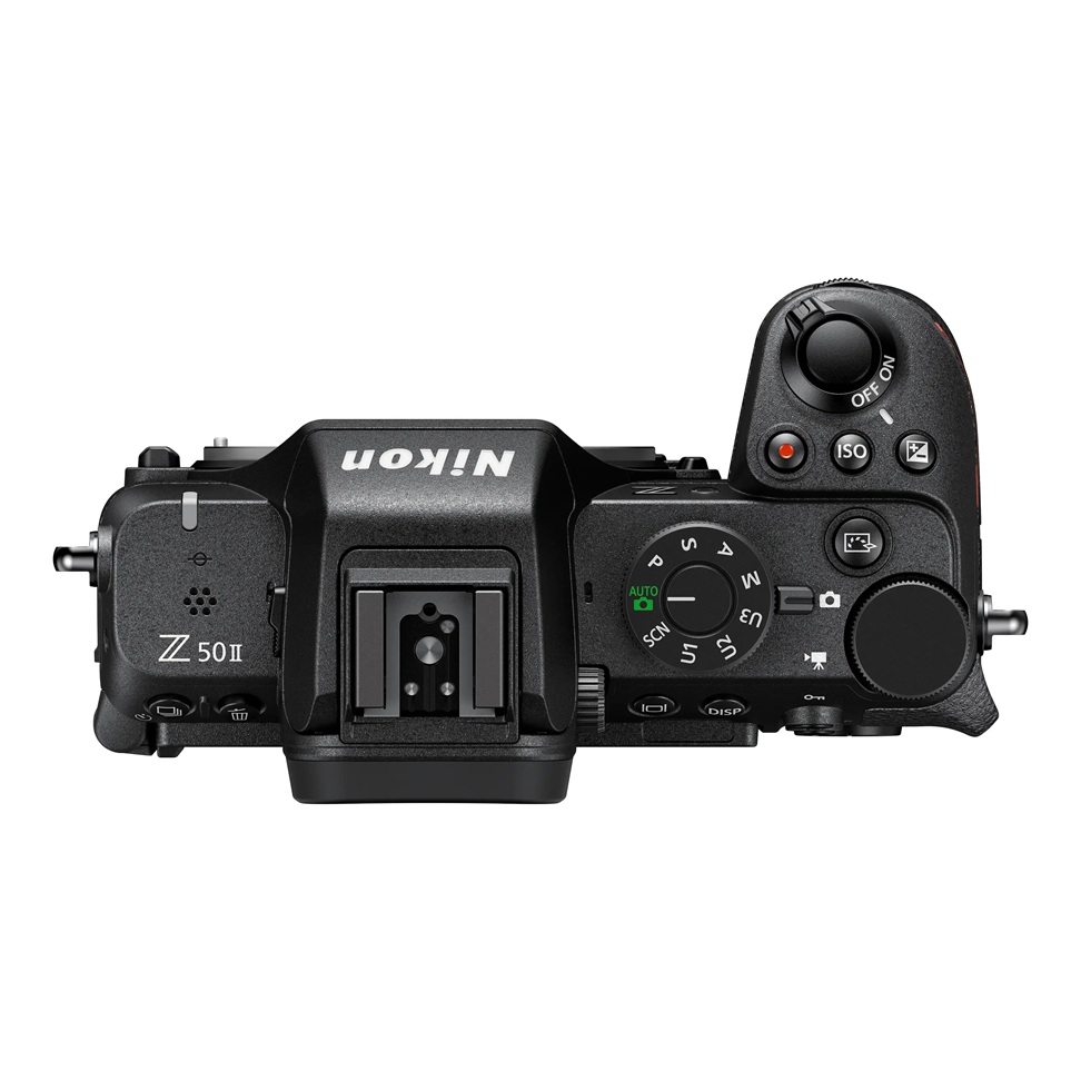 Die NIKON Z50II Systemkamera in Schwarz, Draufsicht mit Blitzschuh, Einstellrädern, Moduswahlrad, Auslöser und Bedienelementen.