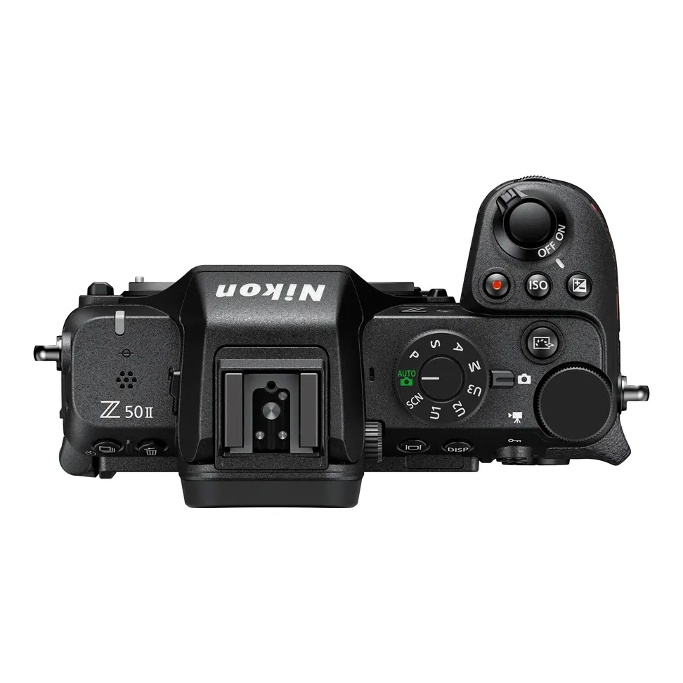 NIKON Z50II Kit Systemkamera mit Objektiv 18-140mm, 8 cm Display Touchscreen, WLAN Die NIKON Z50II Systemkamera in Schwarz, Draufsicht mit Blitzschuh, Einstellrädern, Moduswahlrad, Auslöser und Bedienelementen.