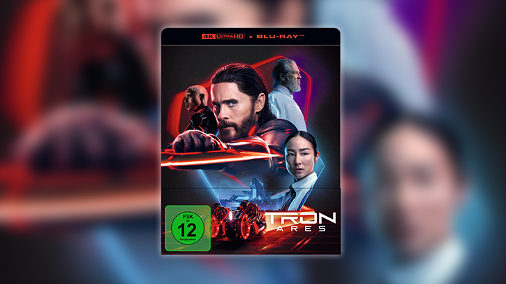 4K-Ultra-HD-Blu-ray-Cover von „Tron Ares“ mit mehreren futuristischen Figuren vor neonleuchtender Kulisse und einem Lightcycle im Vordergrund.
