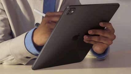 Ein Mann schreibt mit dem Apple Pencil Pro auf dem iPad Pro M4.
