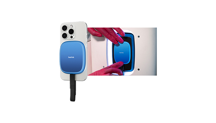 Smartphone mit SANDISK® Creator Phone SSD; rote Handschuhe setzen das gleiche Gerät in eine beleuchtete Halterung.