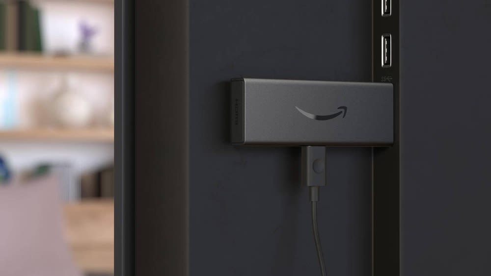 Amazon Fire-TV-Stick steckt im TV