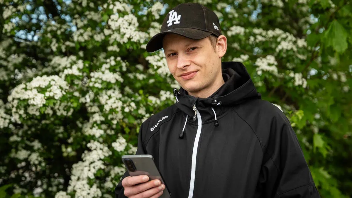 Alex hält das Samsung Galaxy A57 in der Hand.