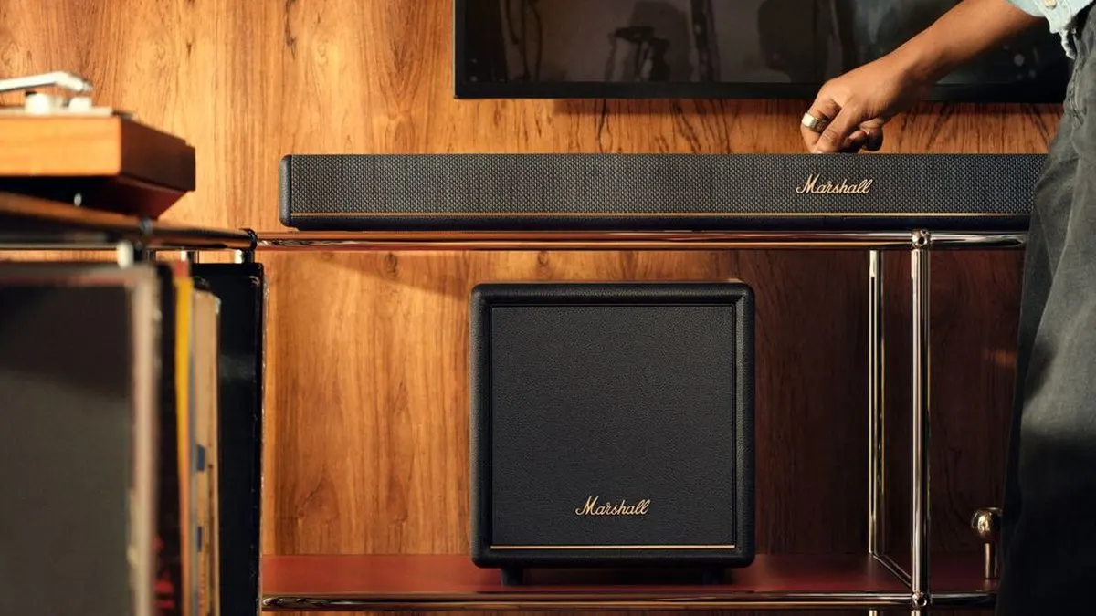 Eine Person bedient die Soundbar Marshall Heston 120.