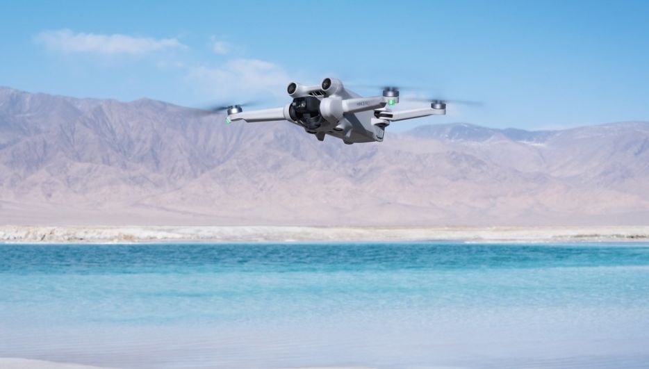 Eine Drohne fliegt über dem Meer