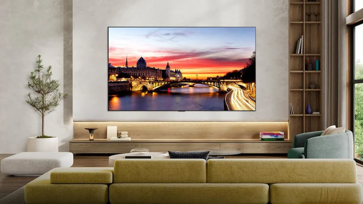 Der Fernseher LG OLED C6 hängt an einer Wohnzimmerwand.