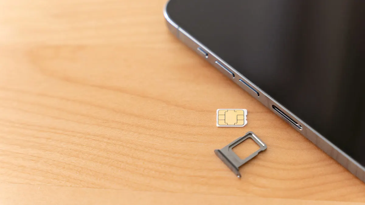 SIM Karte liegt neben einem Smartphone auf dem Tisch.