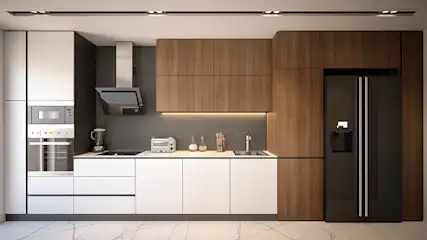 Eine moderne Küche mit weißen und holzfarbenen Schränken, Geräten und Marmorboden.