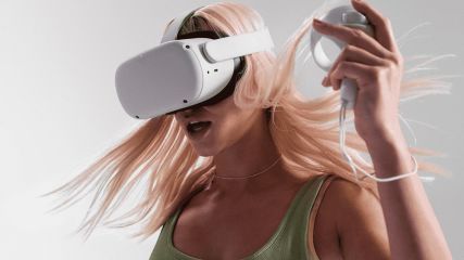 Eine Frau spielt die Meta Quest 2 VR-Brille mit den Touch-Controllern