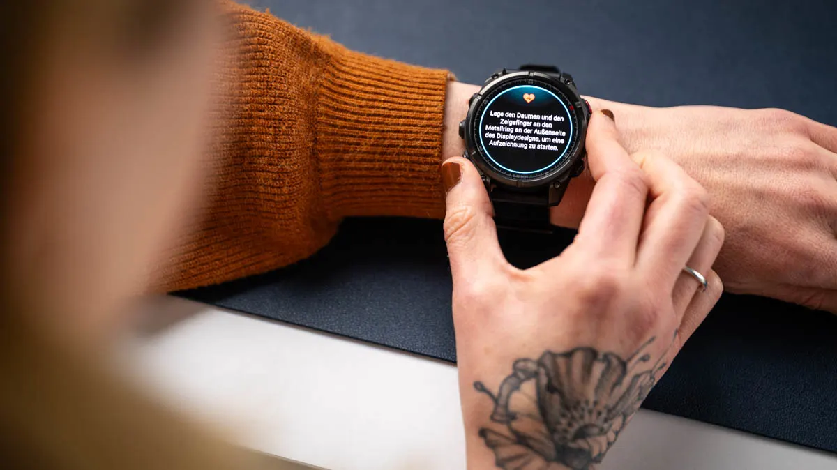 Franzi startet eine EKG-Aufzeichnung mit der Garmin Fenix 8 Pro.