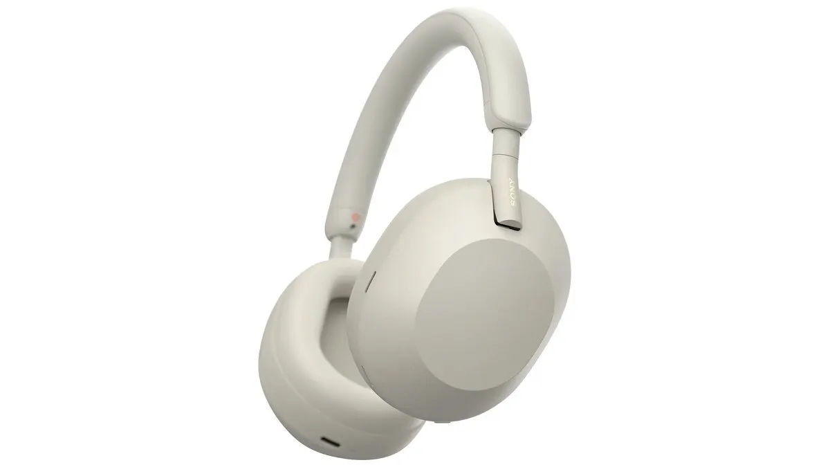 Die Sony WH-1000XM5 Noise-Cancelling-Kopfhörer vor weißem Hintergrund.