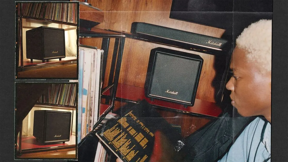 Ein Mann liest sich neben dem Subwoofer Marshall Heston Sub 200 ein Vinyl-Booklet durch.