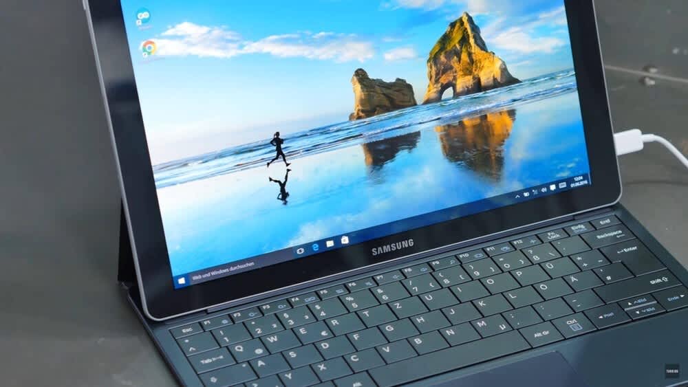Ein Windows-10-Tablet ist mit einer Tastatur verbunden.