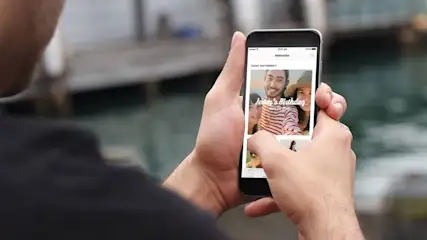 Ein Reiter sitzt auf einem Pferd auf einem Felsen bei Sonnenuntergang, im Hintergrund sind Berge zu sehen.