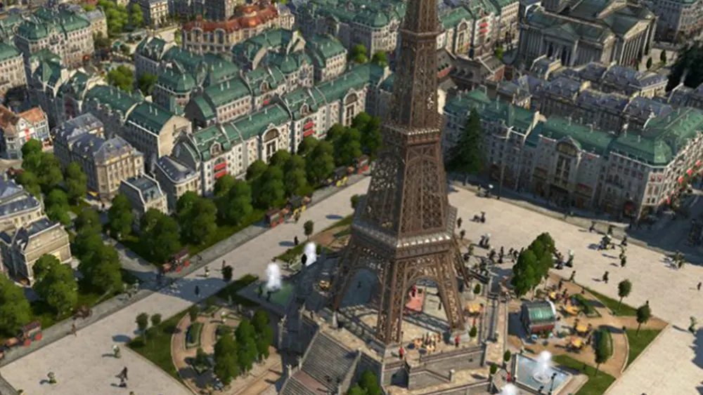 Ein hoher Turm steht in einer Stadt, umgeben von Gebäuden und Bäumen. Menschen bewegen sich auf dem Platz.