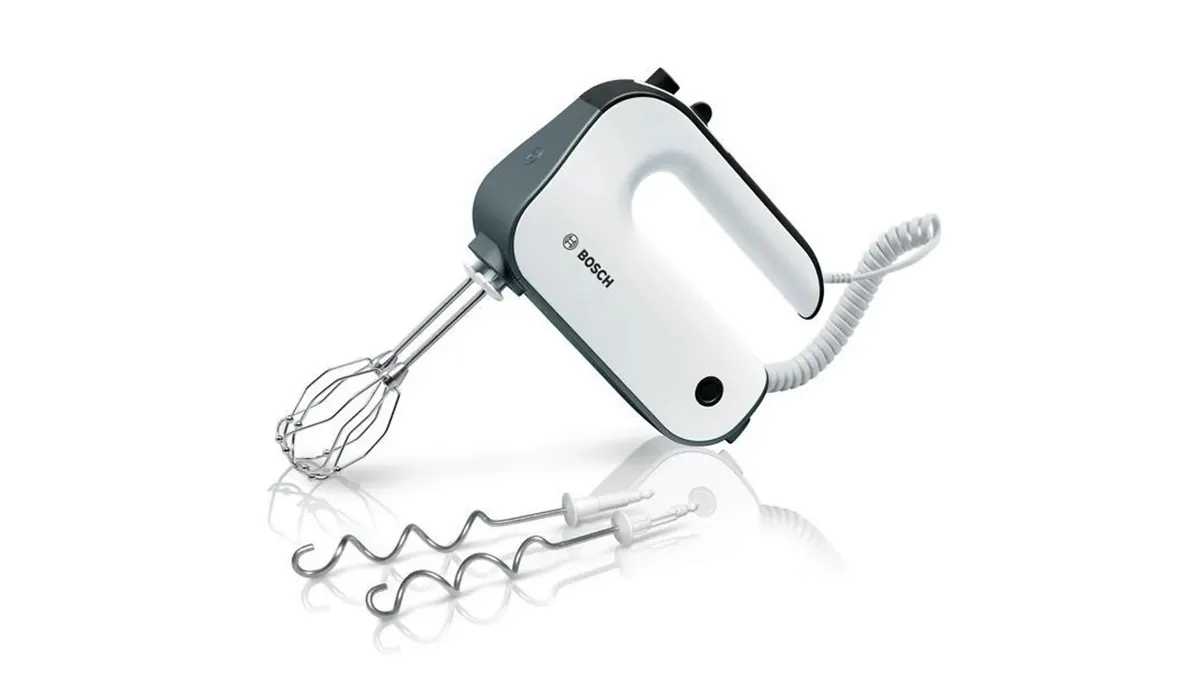 Der Handmixer Bosch MFQ 49300 von der Seite betrachtet.