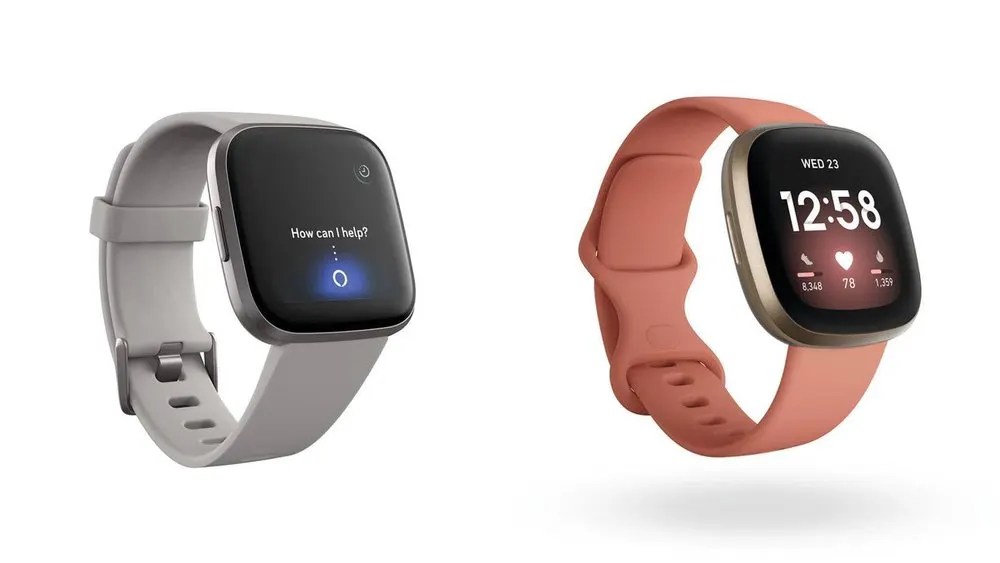 Zwei Smartwatches auf weißem Grund: Eine mit grauem Armband, eine mit lachsfarbenem. Die Bildschirme zeigen Zeit und Text.