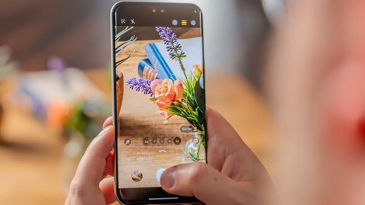Andreas drückt den Auslöser in der Kamera-App des Honor 400 Pro.