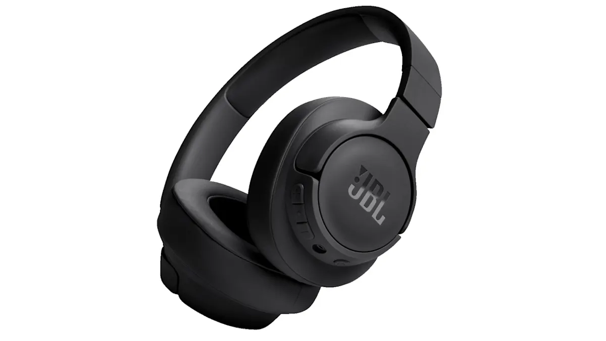 Ein schwarzer Over-Ear-Kopfhörer mit der Aufschrift "JBL" auf der Ohrmuschel vor einem weißen Hintergrund.