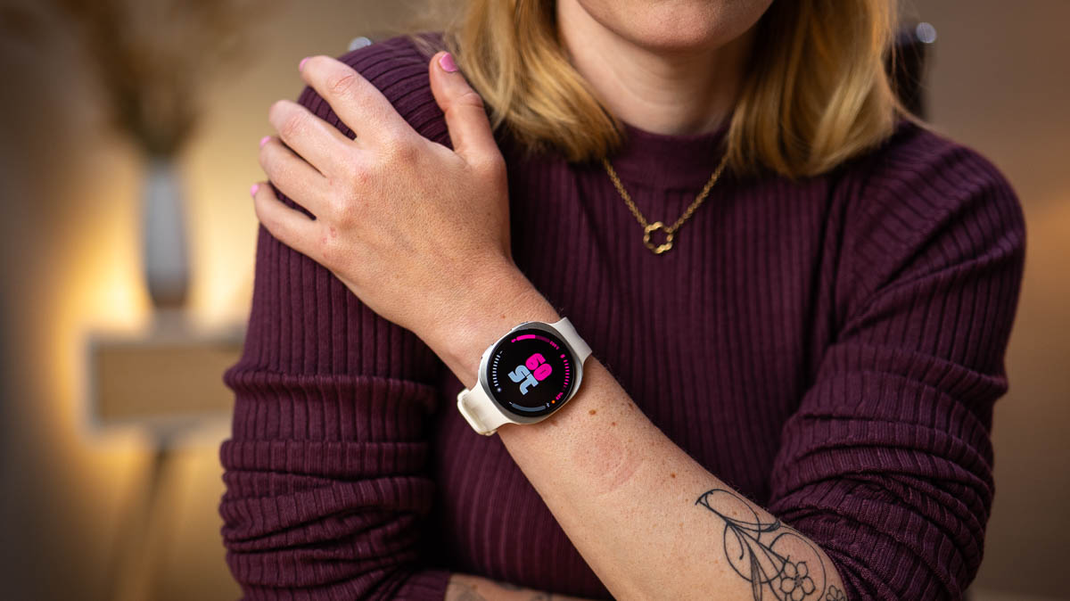 Franzi hält ihren linken Arm, an dem sie die Samsung Galaxy Watch9 trägt, vor dem Oberkörper.
