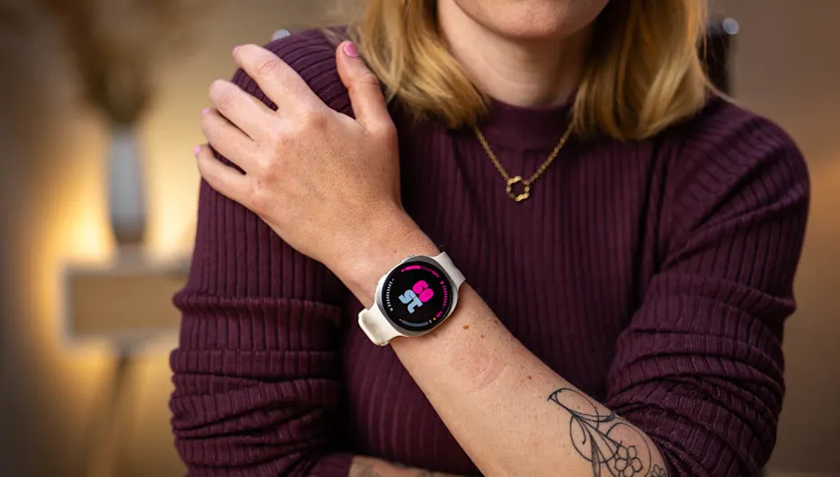 Franzi hält ihren linken Arm, an dem sie die Samsung Galaxy Watch9 trägt, vor dem Oberkörper.