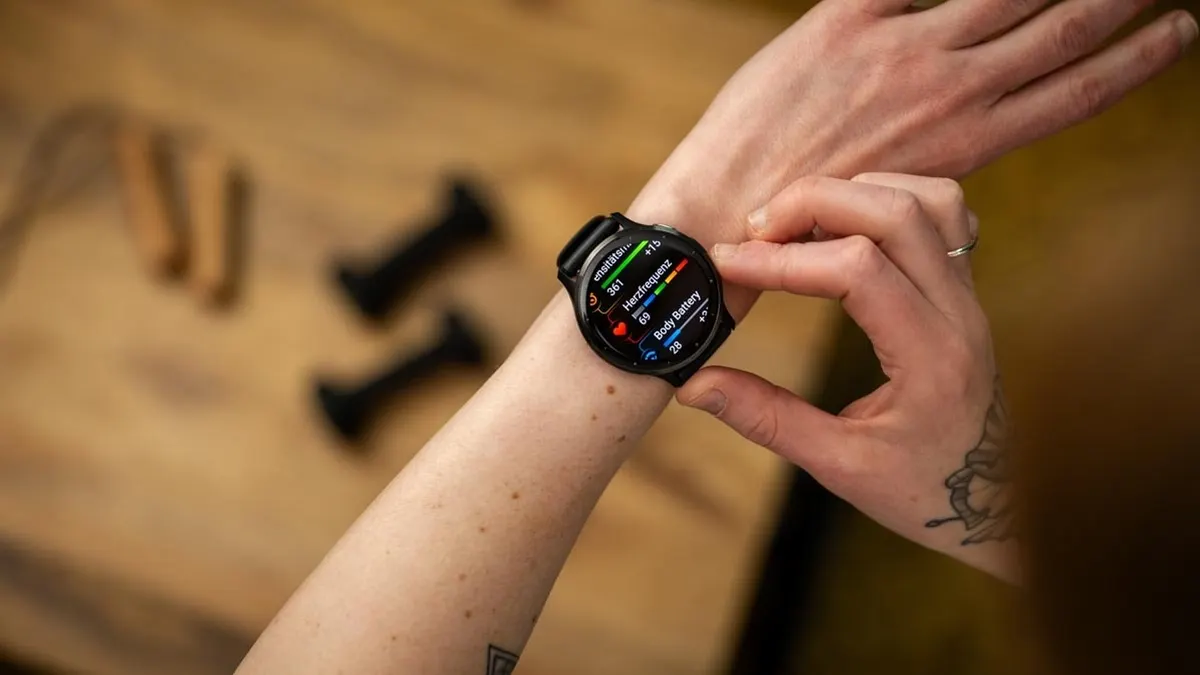 Franzi wischt durch die verschiedenen Übersichten von Gesundheitsdaten auf der Garmin Venu 3.