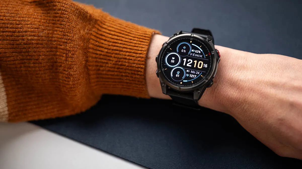 Franzi trägt die Garmin Fenix 8 Pro am linken Handgelenk.