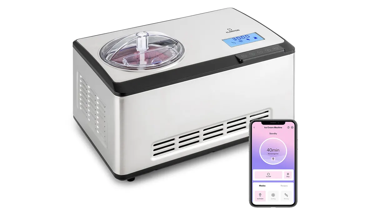 Produktfoto der Klarstein Dolce Bacio Smart mit Smartphone und passender App im Vordergrund.