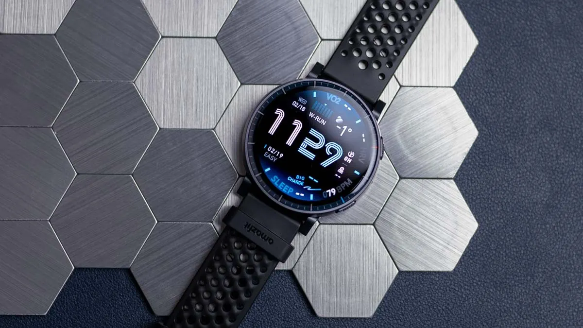 Die Amazfit Active Max liegt auf einer Metallunterlage.