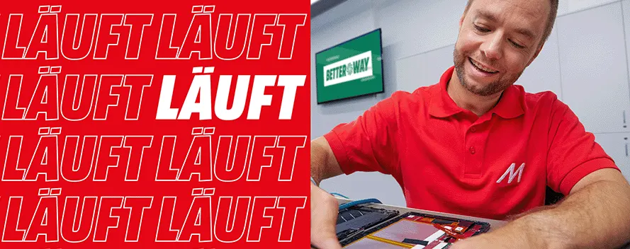 Rote Werbeanzeige mit weißer Schrift "LÄUFT". Mann mit rotem Hemd repariert ein Gerät, im Hintergrund ein grünes Schild "BETTER WAY".