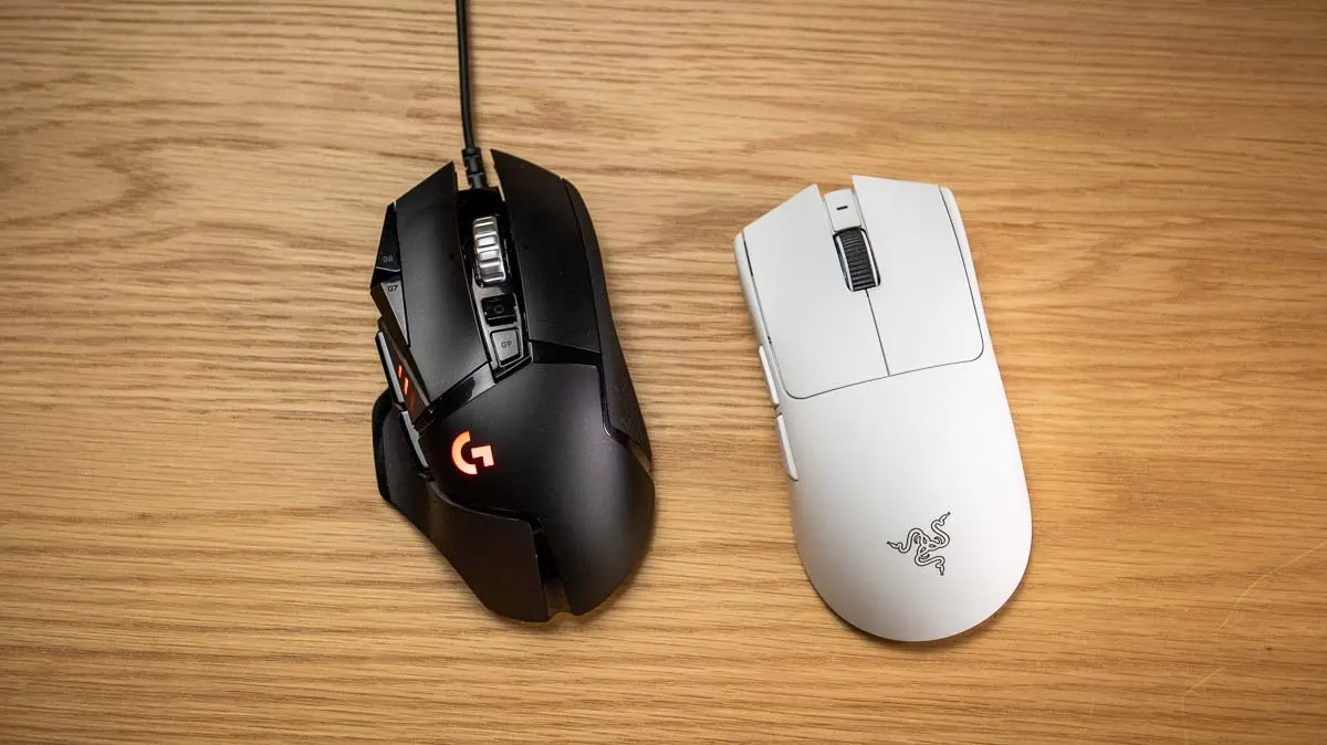 Die Logitech G502 Hero (links) neben der Razer Viper V4 Pro.
